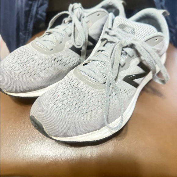 New Balance Men's Light Gray Athletic Shoes - Picture 4 of 12
